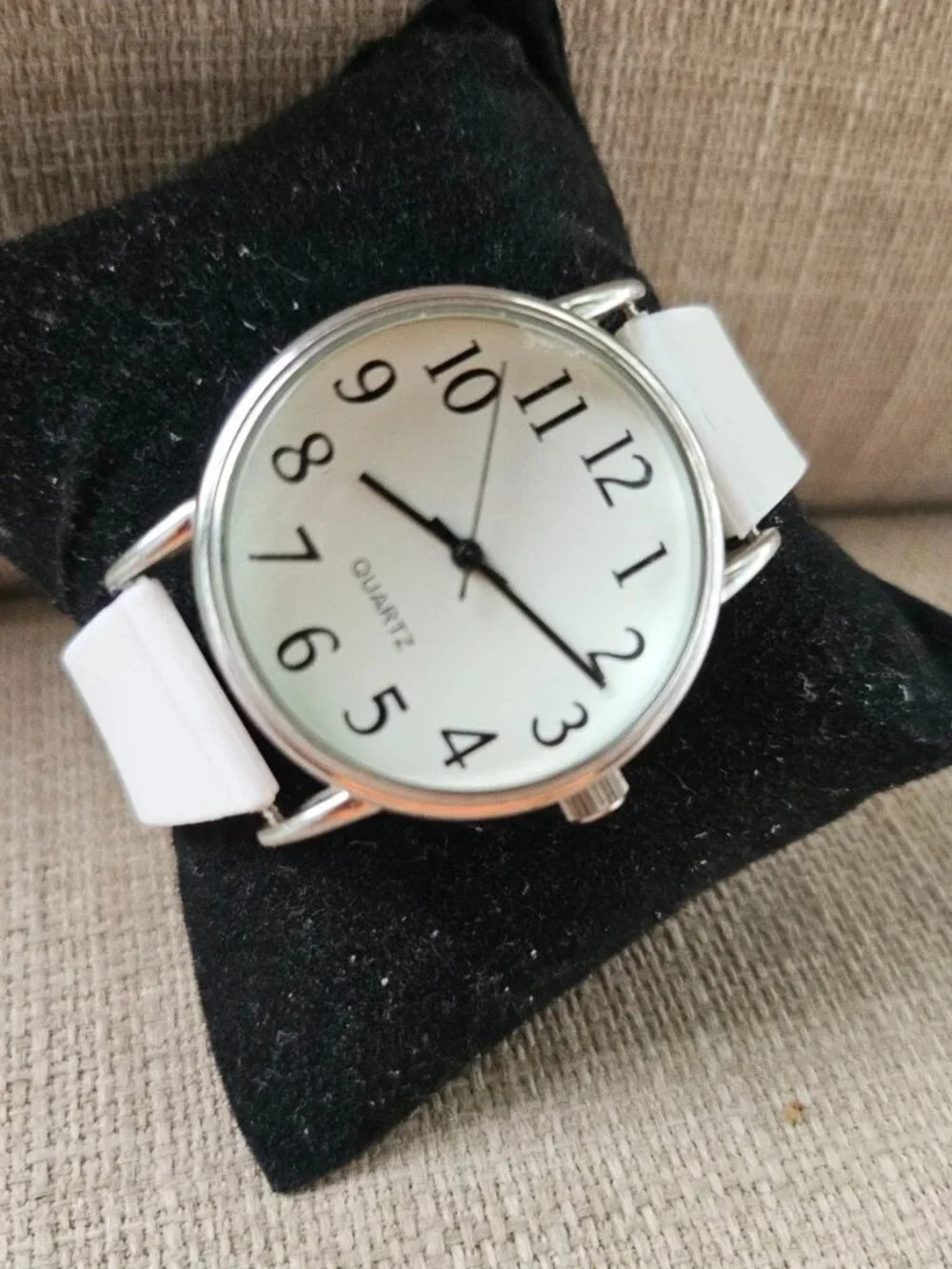 Advance Wristwatch White Face Silver Tone Case White Rubber Strap Analog Watch